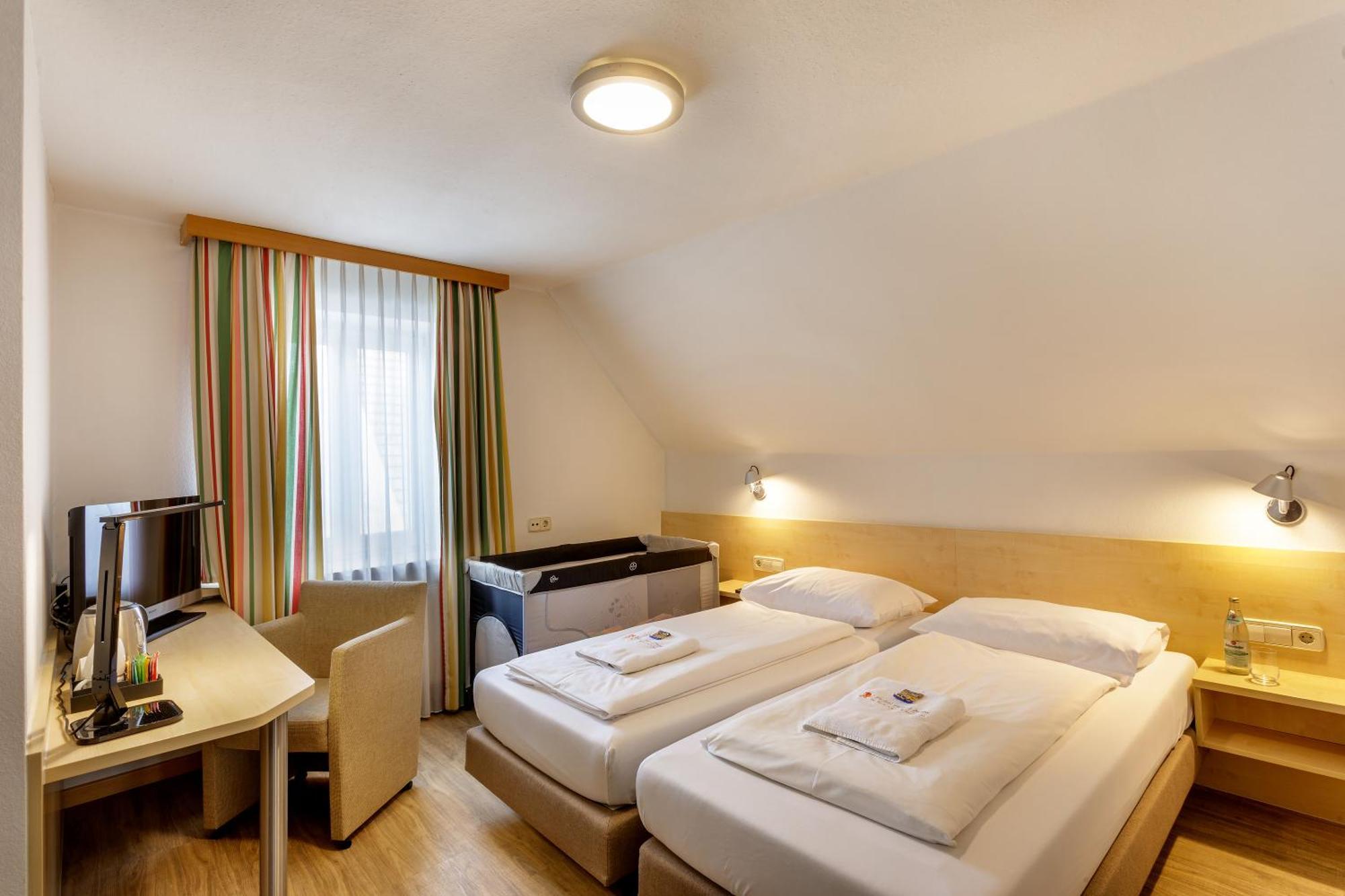 Hotel Zum Loewen Weissenhorn Ngoại thất bức ảnh