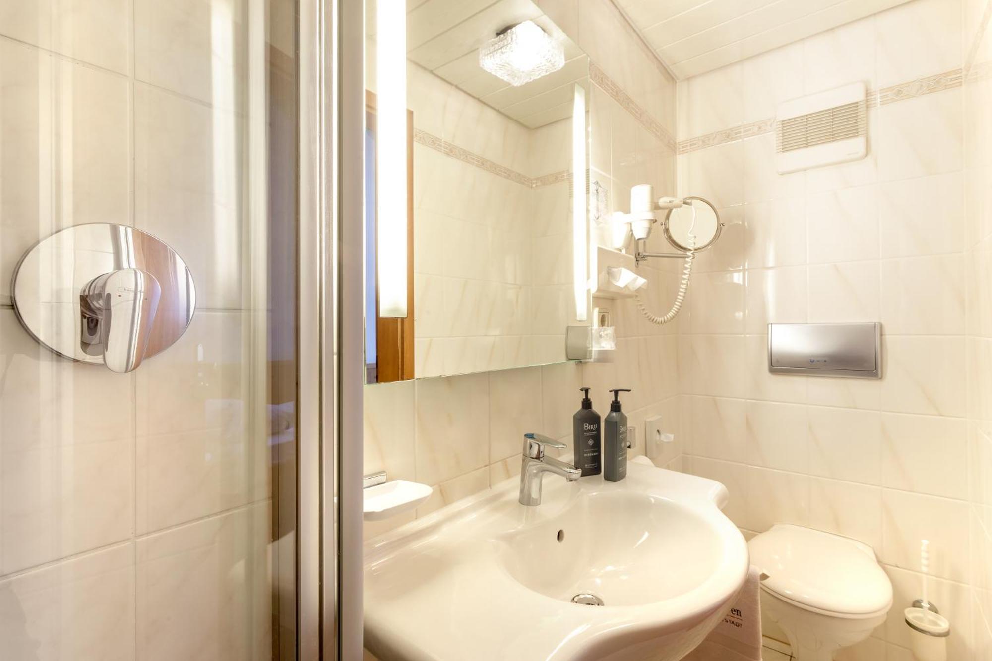 Hotel Zum Loewen Weissenhorn Ngoại thất bức ảnh